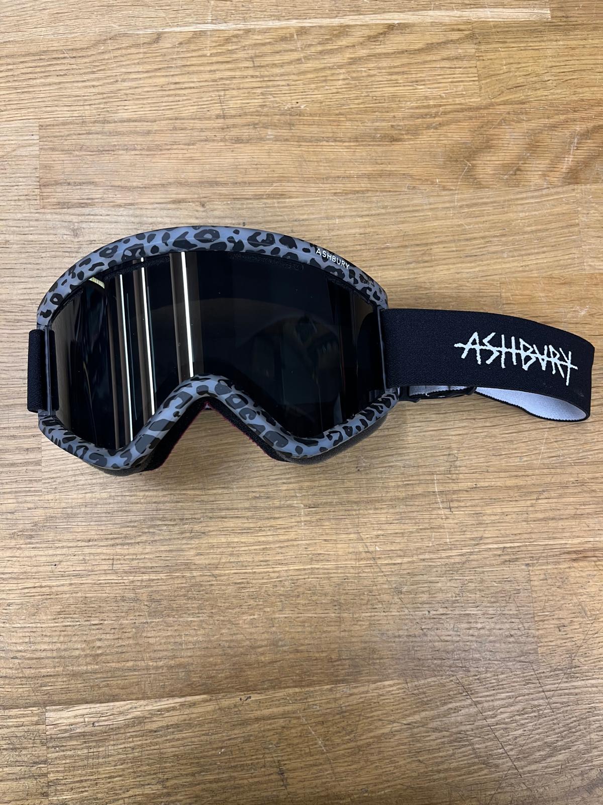 Ashbury Blackbird snowboard goggle farrier