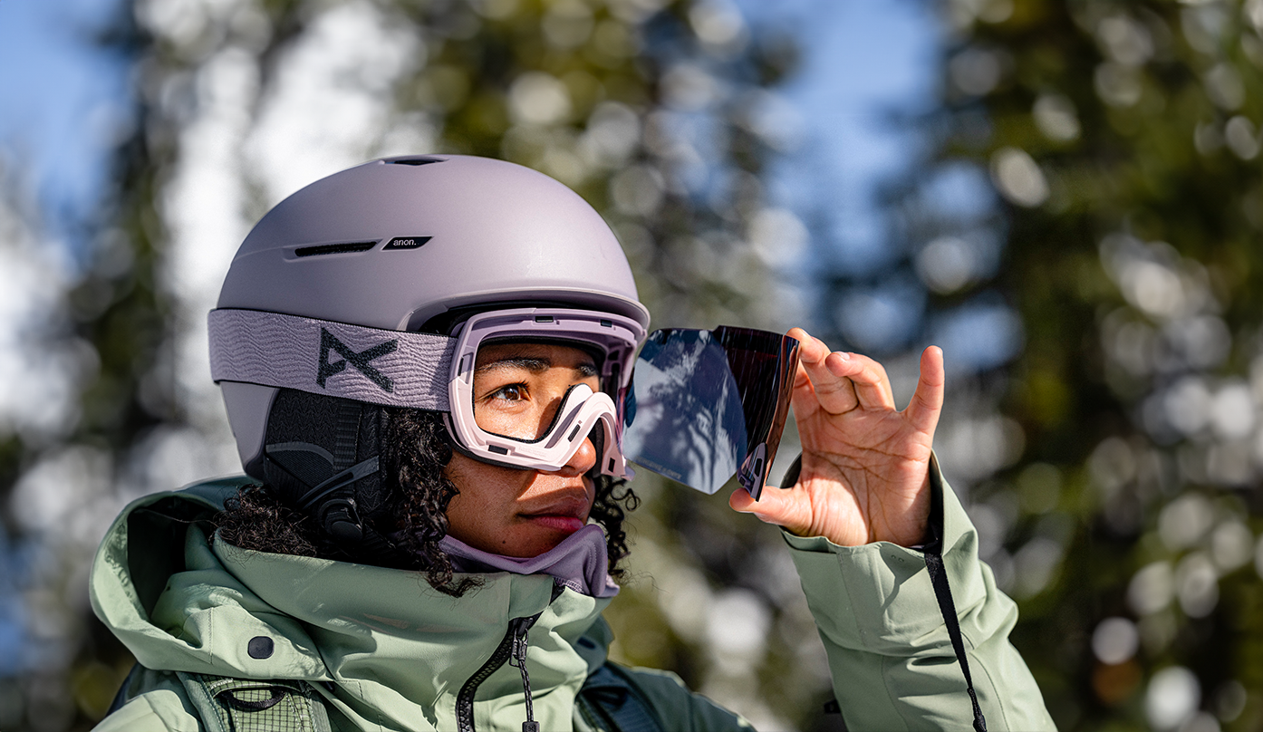 Ski goggles with magnetic lens